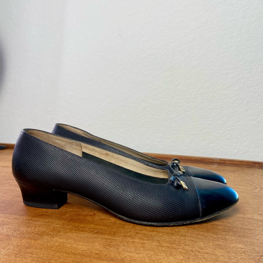 Vintage 1990s Salvatore Ferragamo Classic Luxury Black Leather Bow Heeled Pumps - Picture 3 of 13